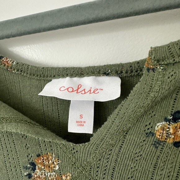 Colsie Floral Short Sleeve Crop Top - Picture 2 of 3